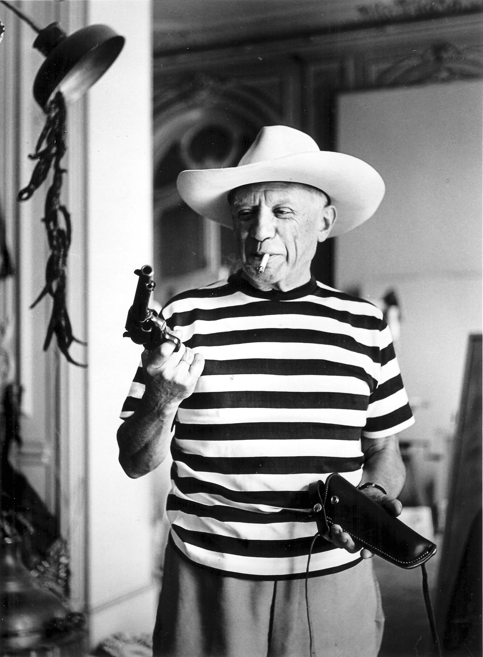 picasso avec le revolver